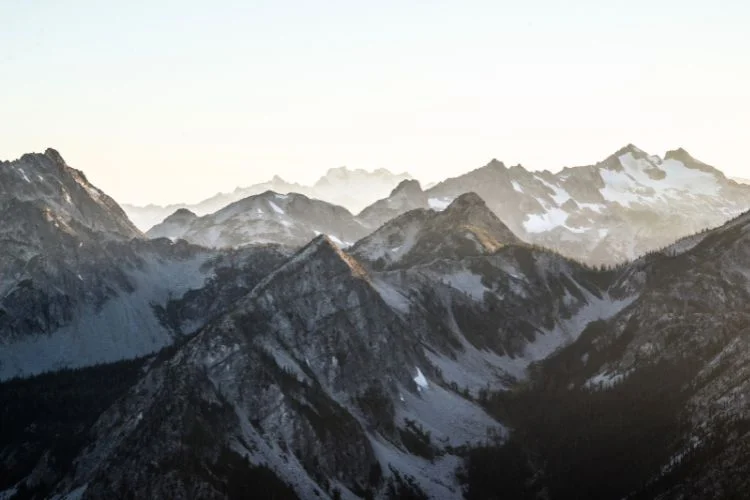 Une vue dégagée sur chaîne de montagne en Italie