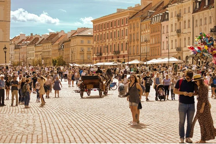 Une ville remplie de touriste en été