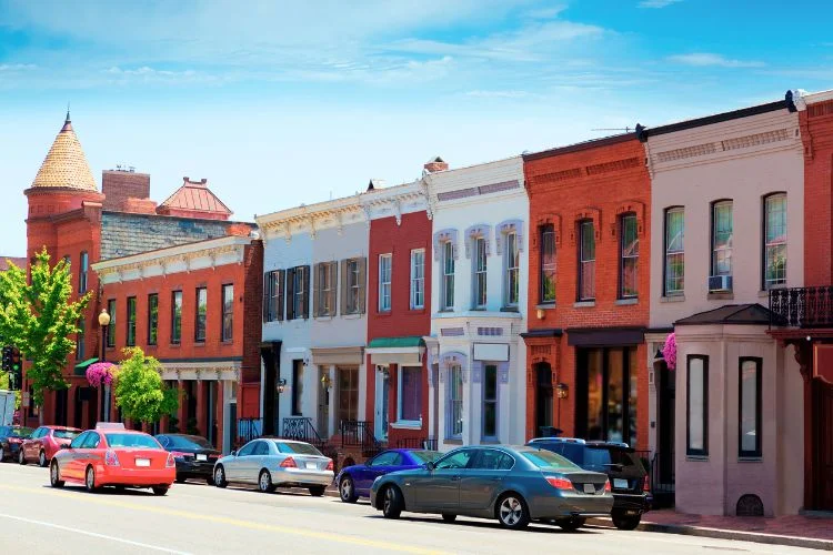 Une rue colorée du quartier de Georgetown avec des maisons en brique