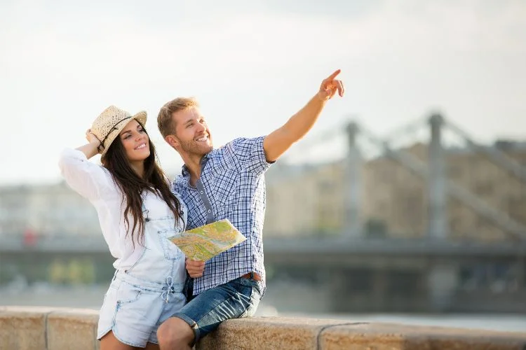 Un couple qui fait du tourisme dans une ville.