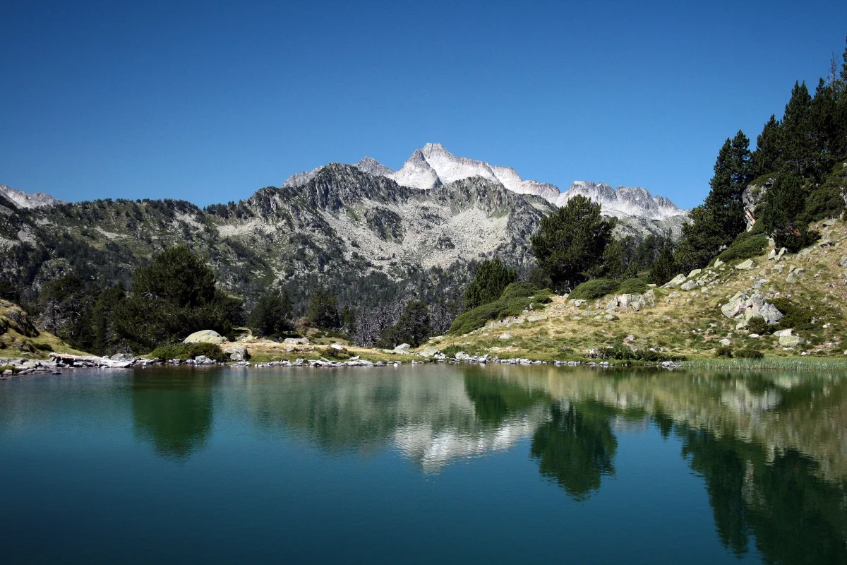 Paysage du massif de Néouvielle ensoleillé avec le pic de Néouvielle