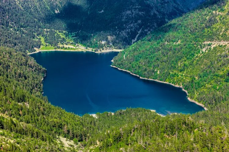 Une vue aérienne du lac d'orédon dans le massif de Néouvielle.