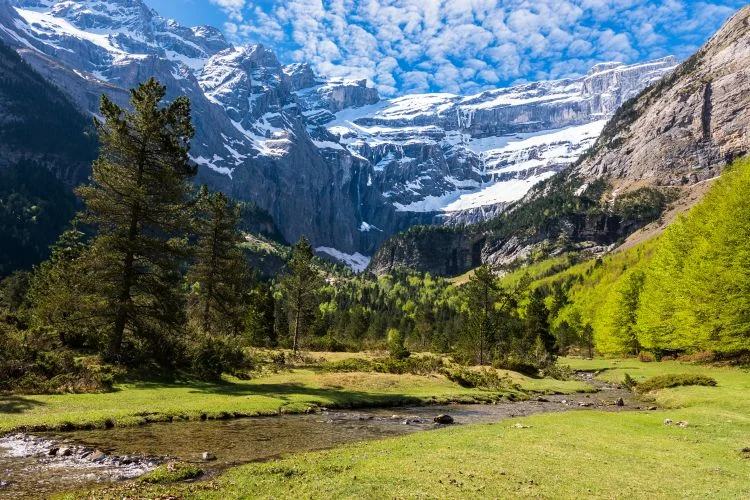 Un paysage en vue large du cirque de Gavarnie
