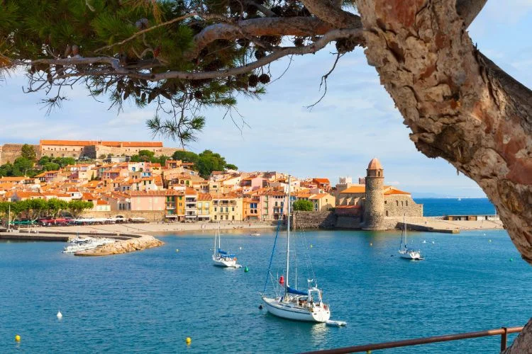 La ville de Collioure vu de la mer Méditerranée