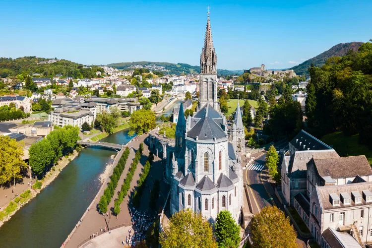 La cathédrale Notre-Dame de lourdes vu de haut