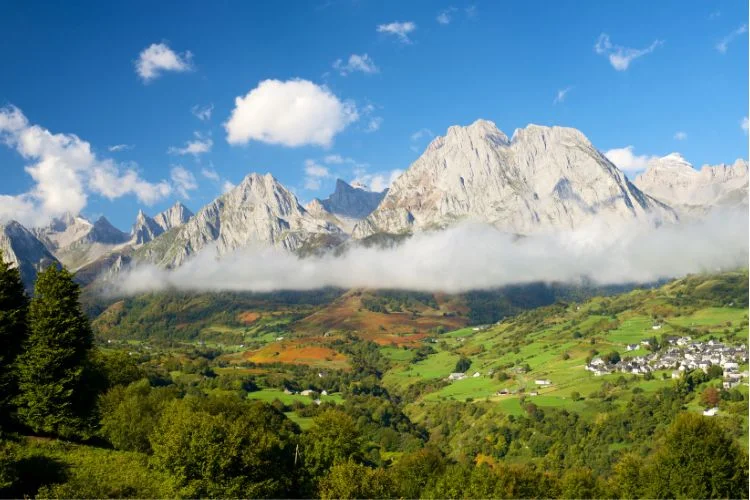 Un paysage des Pyrénées françaises en plan large.