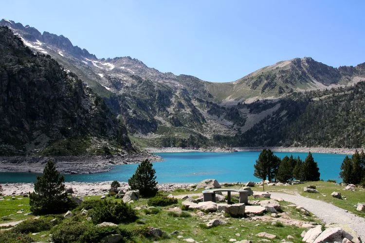 Un lac de la réserve naturelle de Néouvielle dans les Pyrénées