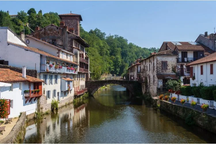 La commune de saint-jean-pied-de-port traversé par une rivière