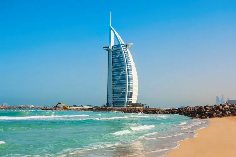 Une vue depuis une plage sur l'hôtel 5 étoiles, Burj-Al-Arab.