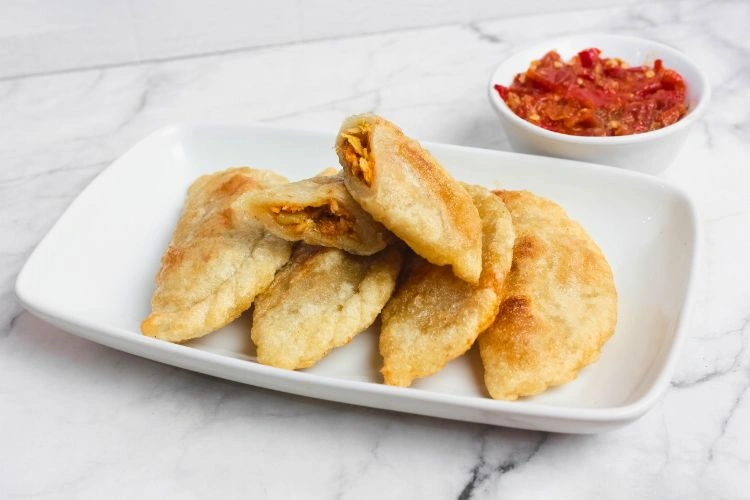 Samoussa et une sauce piment qui une des spécialités des Seychelles