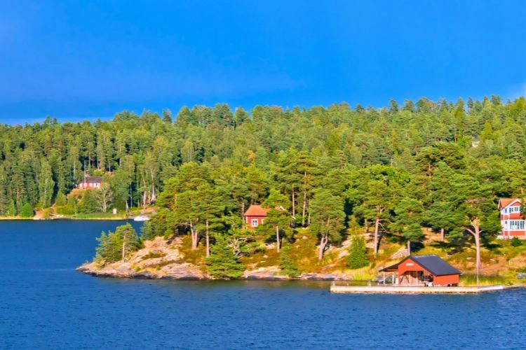 Joli paysage d'un fjord de Suède