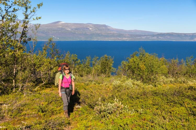 Femme en pleine randonnée dans un fjord en Suède