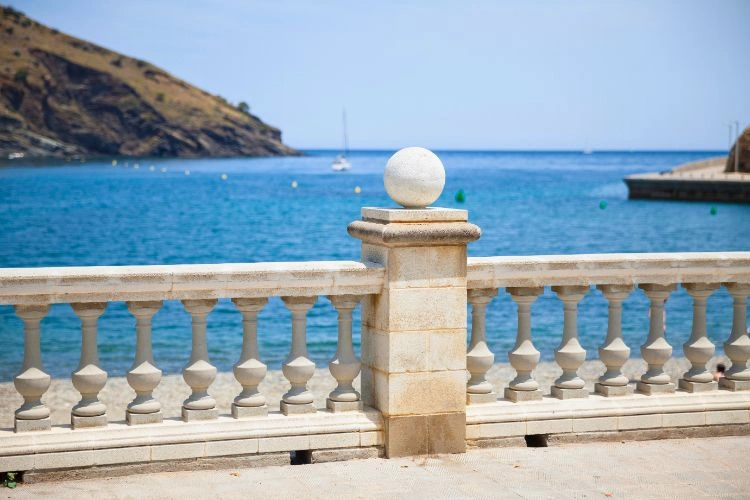 Vue de la mer à Portbou en Espagne