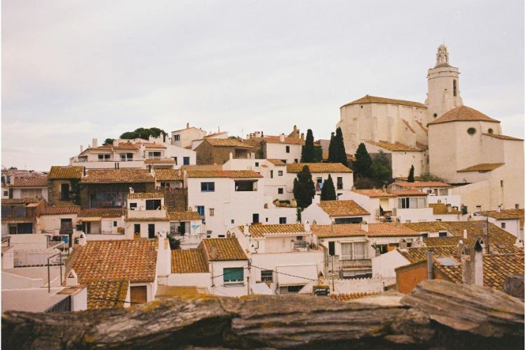 Belle vue sur des maisons à Cadaqués