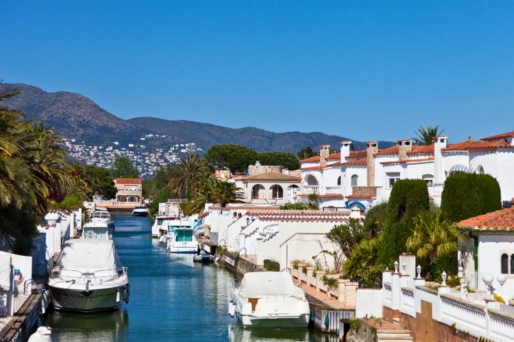 Belle vue sur un canal à Empuriabrava
