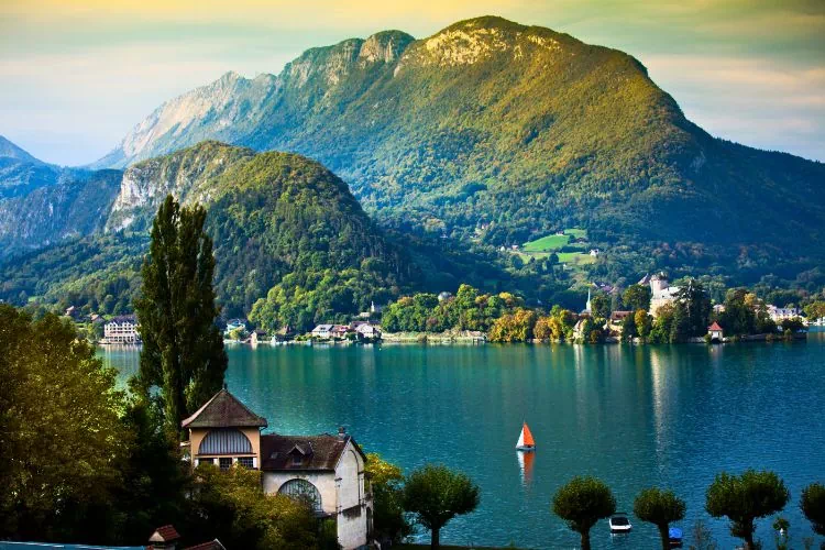 Lac d'Annecy, vue sur le château de Duingt sur la rive en face