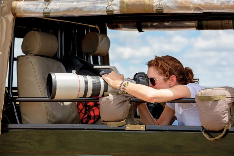 Femme photographe de nature et d'animaux sauvages