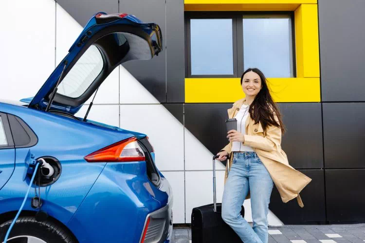 Jeune femme prenant possession d'une voiture de location