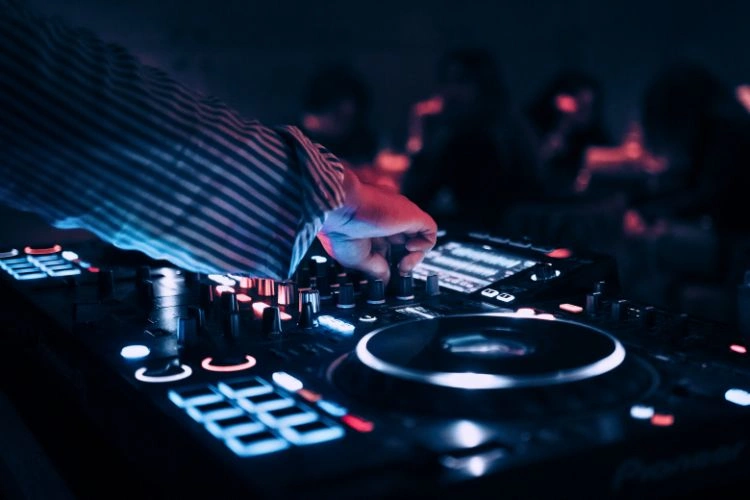 Dj en train de mixer