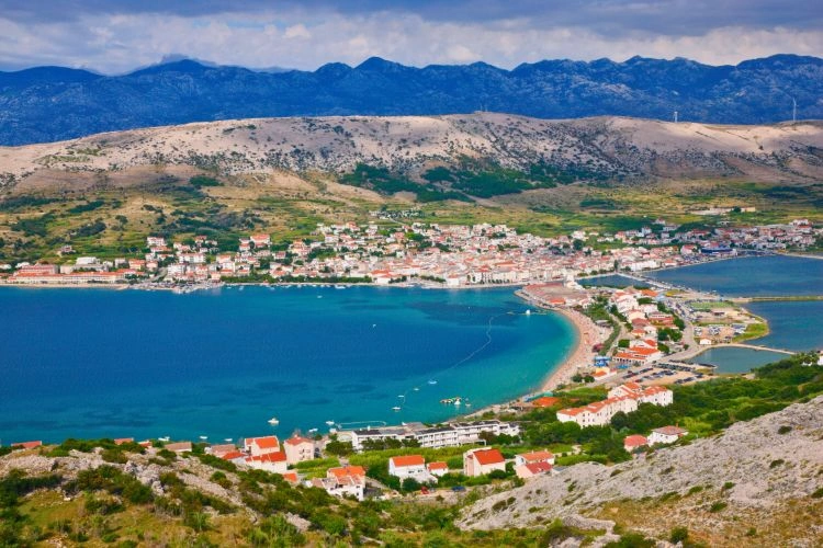 Ville de Pag sur l'île de Pag en Croatie