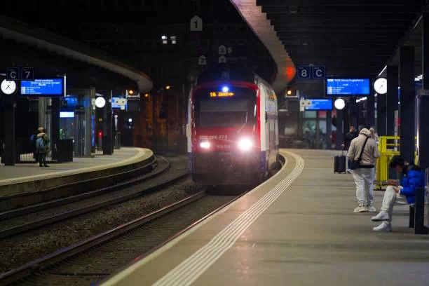 Train de nuit au départ dans une gare