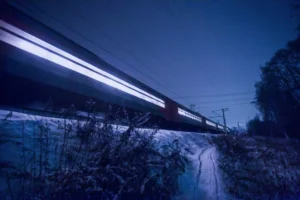 Train de nuit roulant à pleine vitesse