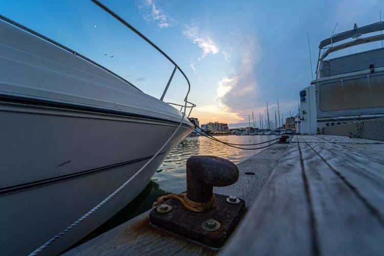 Voilier à quai dans un port