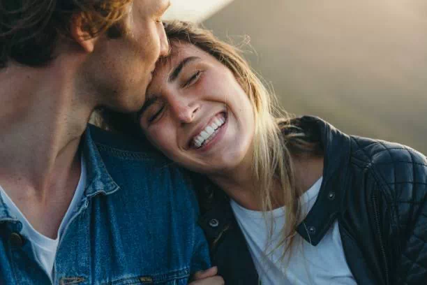 Couple vivant un moment heureux ensemble