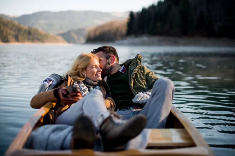 Amoureux sur un lac dans les Alpes