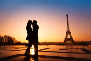 Amoureux fêtant des noces de mariage à Paris avec la tour Eiffel en toile de fond
