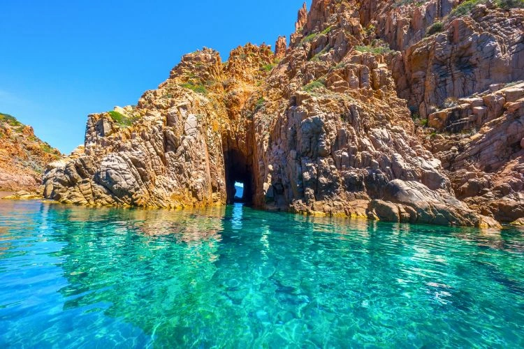 Petite grotte sur la mer de l'île de piana