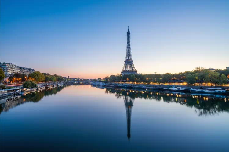 Vue sur la Seine et la tour Eiffel à Paris