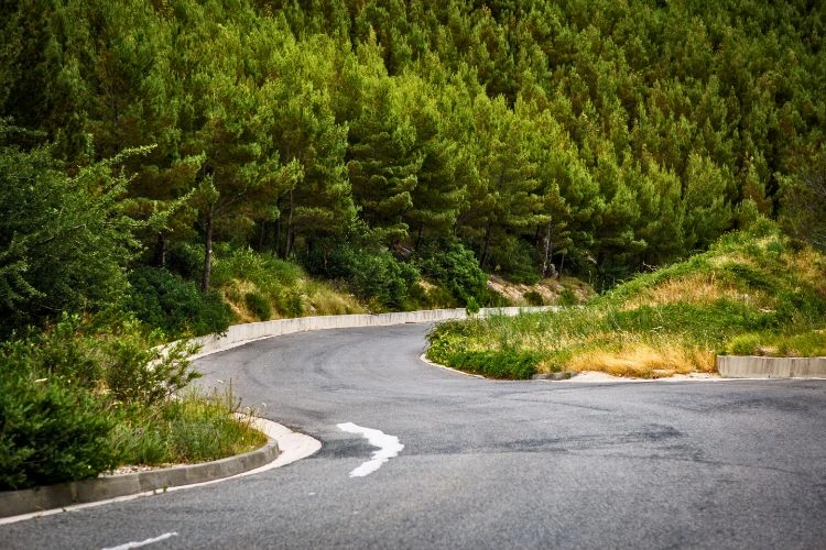 Route dans un arrière-pays croate