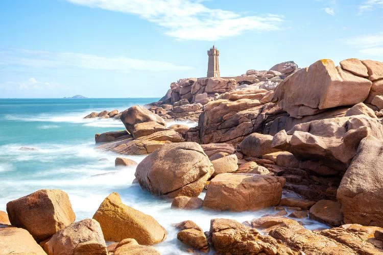 La côte de granit rose et le phare de Mean Ruz