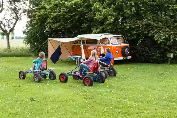 Enfants heureux devant leur camping-car
