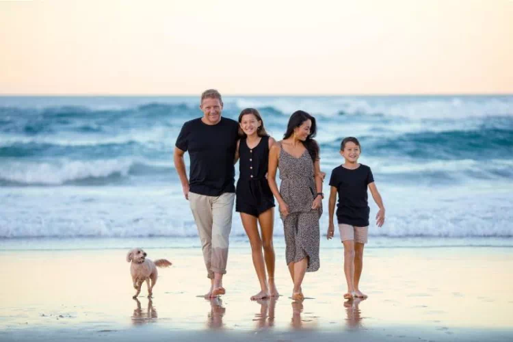 Famille au bord de la mer