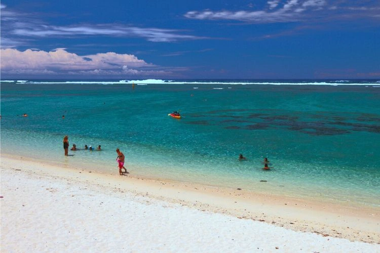 Belle plage de lagon hermitage
