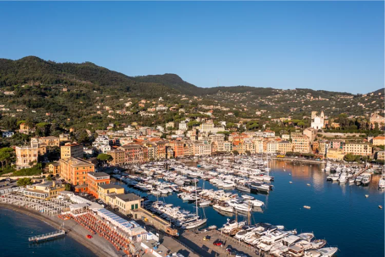Lever du soleil sur la ville de Saint-Tropez