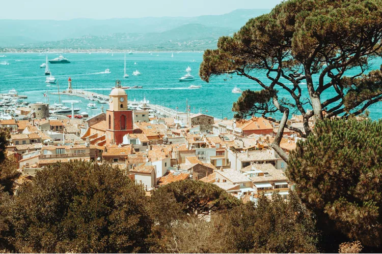 Ville de Saint-Tropez vue depuis une colline
