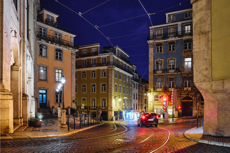 Vue de nuit des routes à Lisbonne