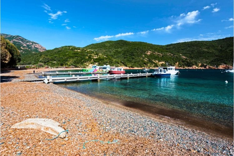 Plage à Girolata en Corse