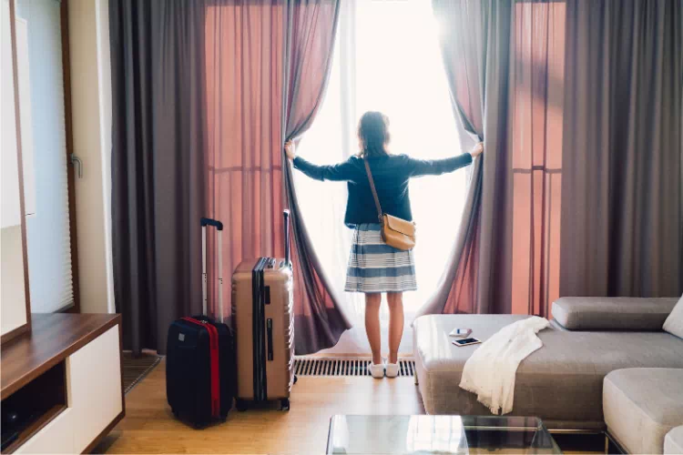 Femme arrivée dans une chambre pour son séjour