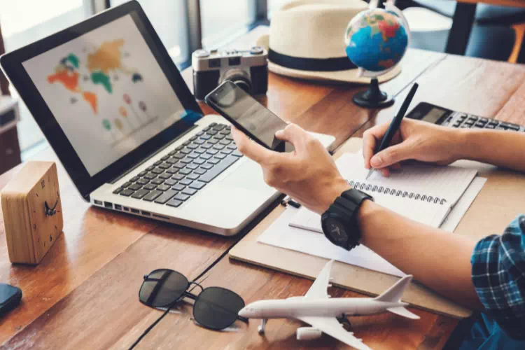 Personne qui recense les documents administratifs pour préparer son voyage