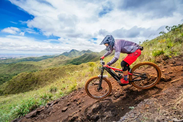 Personne faisant du VTT en montagne