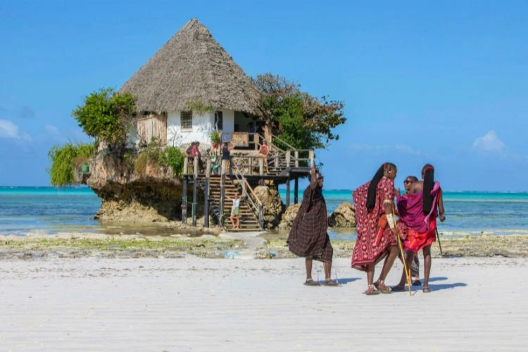 Touriste regardant des gens marché au bord de la mer