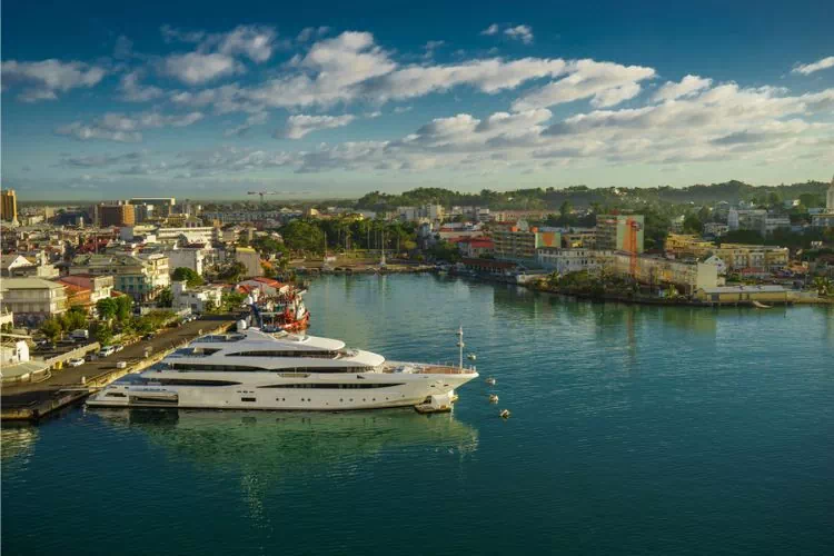 Jolie yatch sur un lac de Pointe-à-Pitre