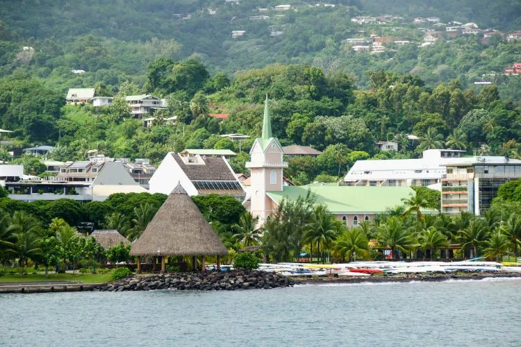 Vue sur une église au bord d'une rive