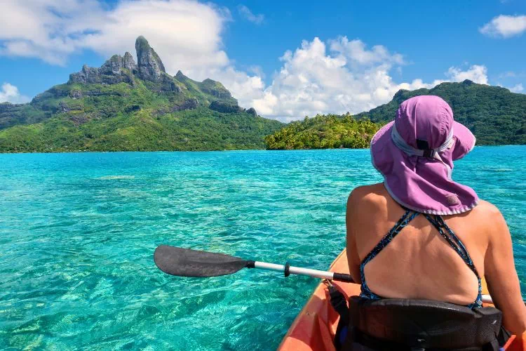 Personne dans un kayak à Bora-bora