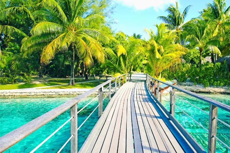 Traversé d'un pont à Bora-bora