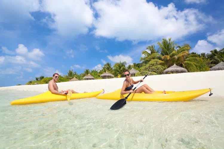 Couple en plein kayak aux Maldives